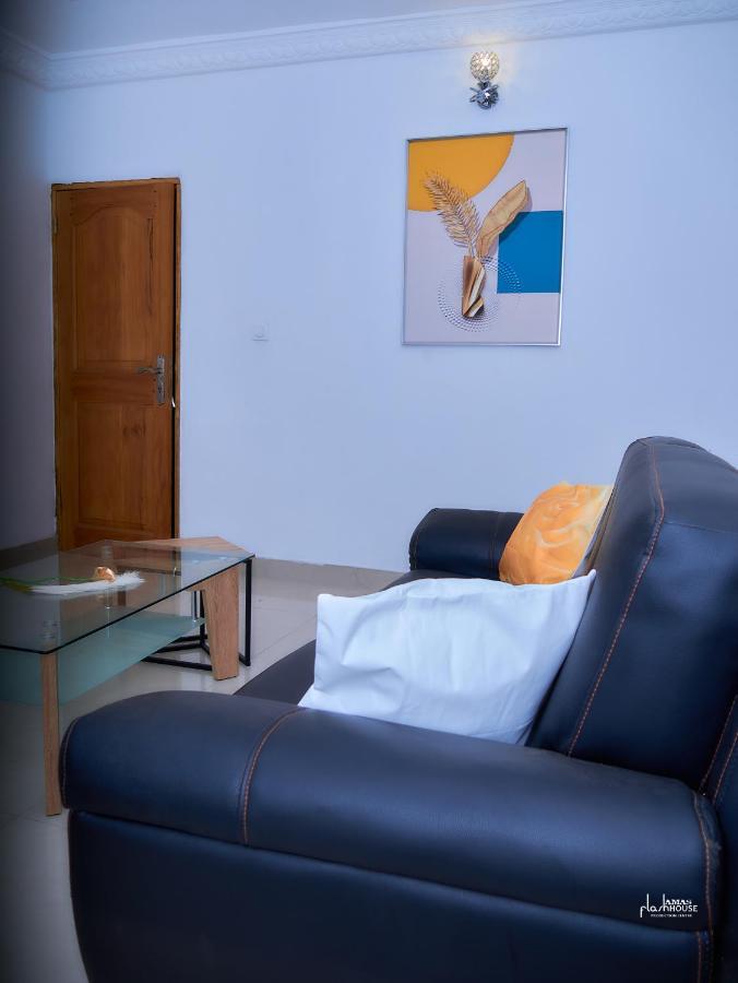 Naiveli-Palm Appartement Meuble Sobre Et Chic Douala Exteriör bild